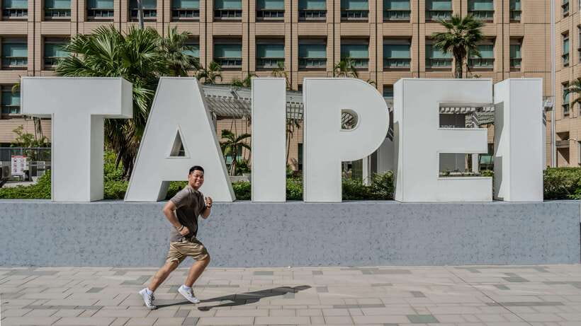 Taiwan Taipei: Private Photoshoot with Taiwan Photographer - How Mason handles posing and natural moments