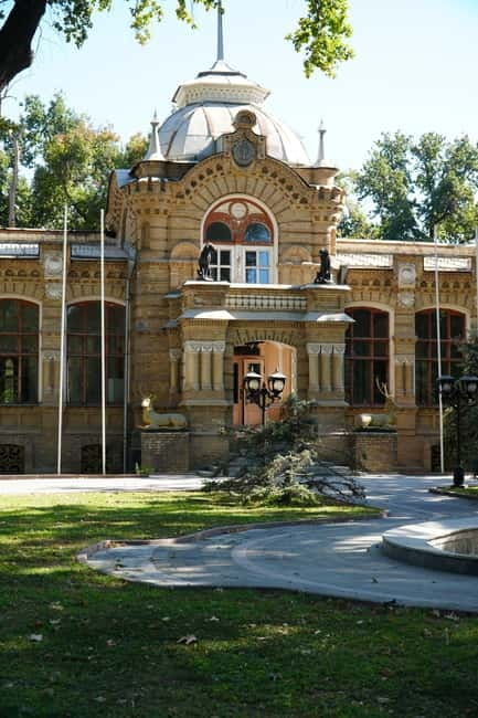 Tashkent city Night Tour with Dinner & Free Pro Photography - Monument of Courage and a city shaped by disaster