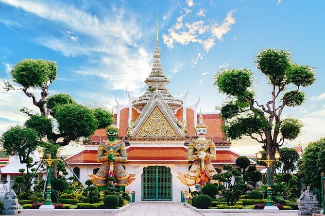 Thai Costume Photo Tour at Wat Arun Bangkok from Bangkok - Why Thai costume makes Wat Arun feel different