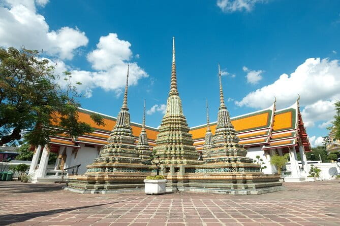 Thai Costume Photo Tour at Wat Arun Bangkok from Bangkok - How the group size affects the morning