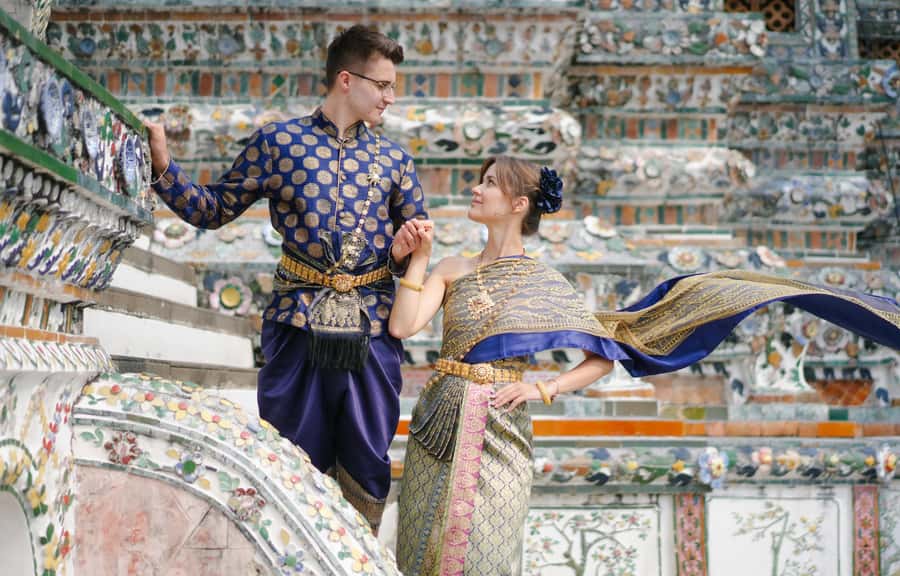 Thai Costume Photographer at Wat Arun/Pho in Bangkok - How the photographer shapes the session