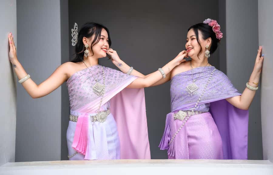 Thai Costume Photographer at Wat Arun/Pho in Bangkok - Getting your photos quickly