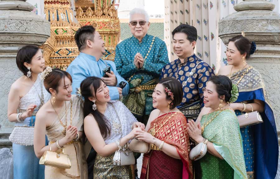Thai Costume Photographer at Wat Arun/Pho in Bangkok - Choosing and wearing a Thai costume