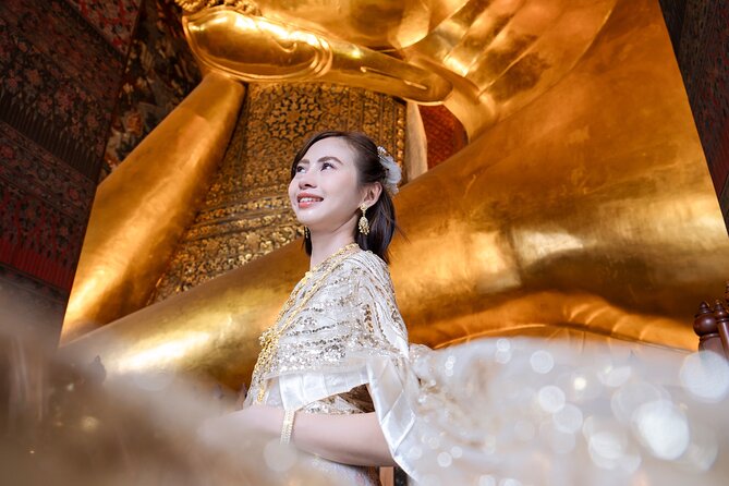 Thai Costume Photography at Wat Arun/Pho Temple: Bangkok - Getting dressed near Wat Arun