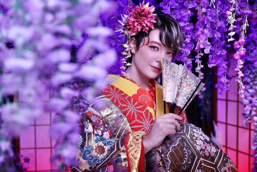Tokyo: Private Makeover Photography Studio in Luxury Kimono - Choosing the kimono, ornaments, and props