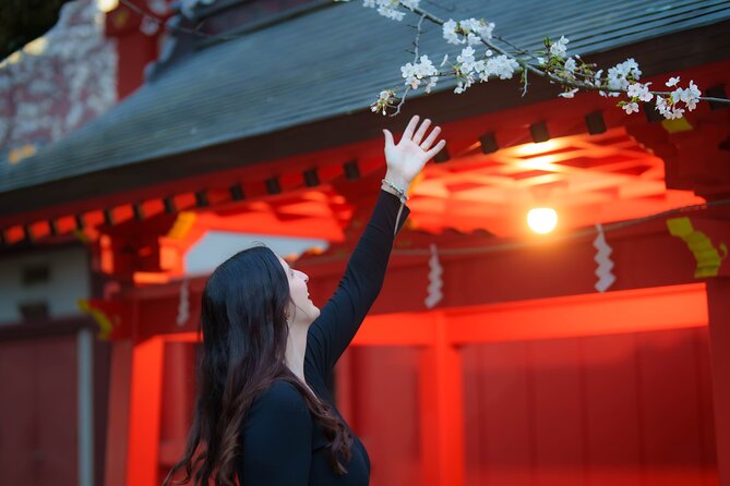 Tokyo Shinjuku Night Photo Tour with Pro Gota - Jouenji Temple and the lantern-lit change of mood