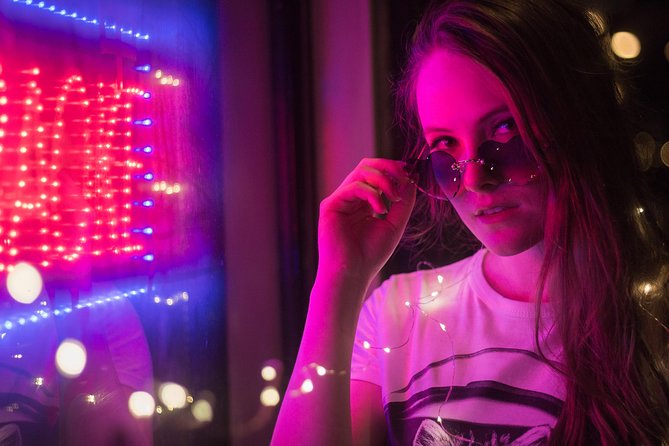 Vacation Night Photoshoot & Tour in Amsterdam - Preparing your look before the camera comes out