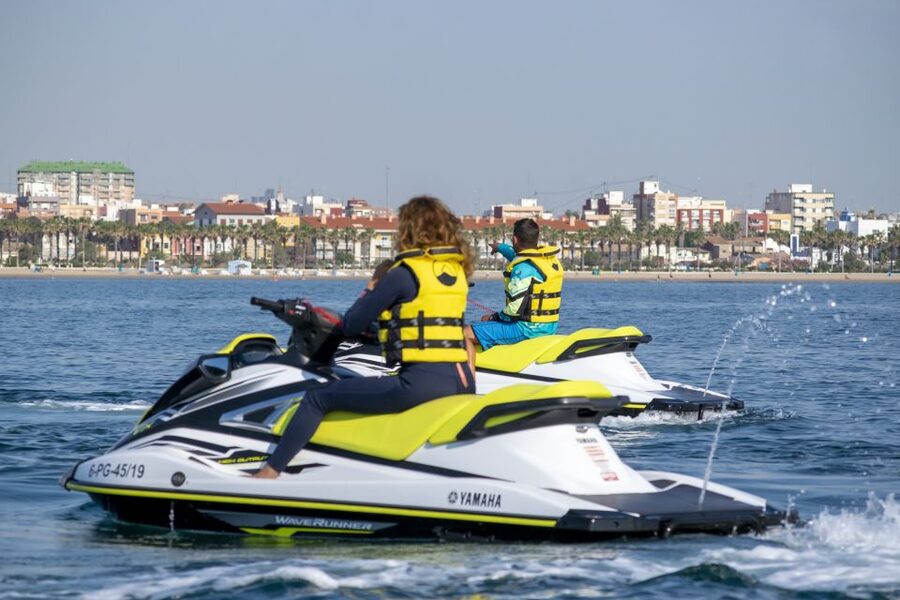 Valencia: Jet Ski Tour + Paddle Surf + Photos + Free drink - Getting comfortable on the jet ski