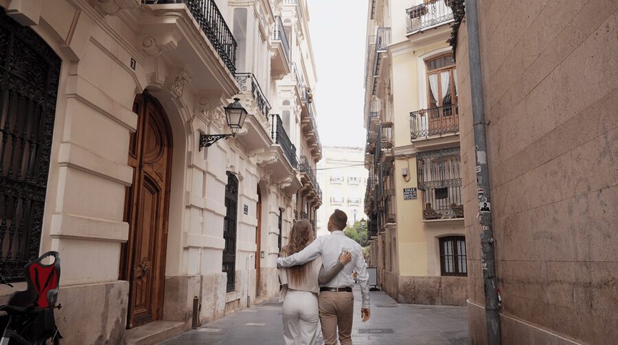 Valencia: Private photo shooting with pro photographer - From popular sights to quieter streets