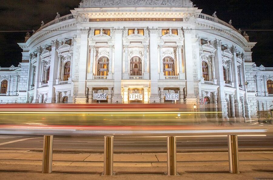 VIENNA AT NIGHT: PRIVATE PHOTO TOUR - Using a smartphone after sunset