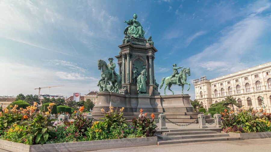 Vienna: Christmas Photoshoot with a Pro Photographer - Parliament, Pallas Athena, Rathaus, and Burgtheater