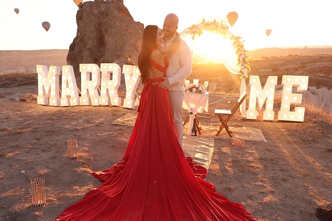 Wedding Proposal and Photoshoot with Hot Air Balloons - The romantic table and the proposal moment