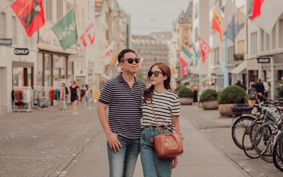 Zurich: Professional Photoshoot at the Best Spots - Old Town streets for less formal portraits
