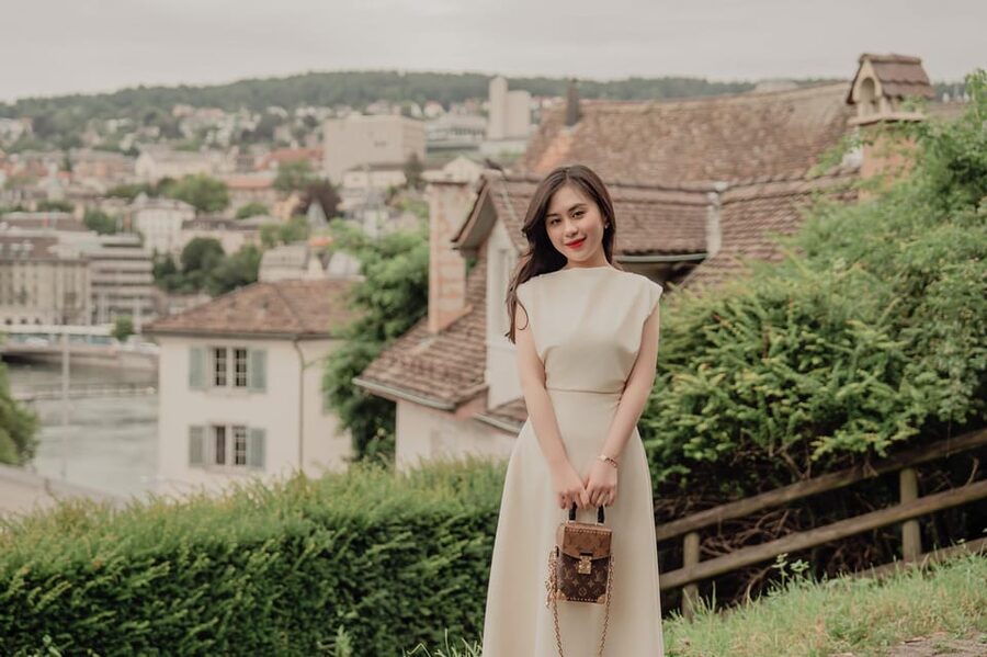 Zurich: Professional Photoshoot at the Best Spots - Lindenhof, views, and the Crash Landing on You connection